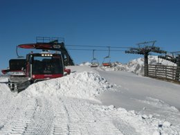 Máquinas trabajando en la estación de Aramón Cerler