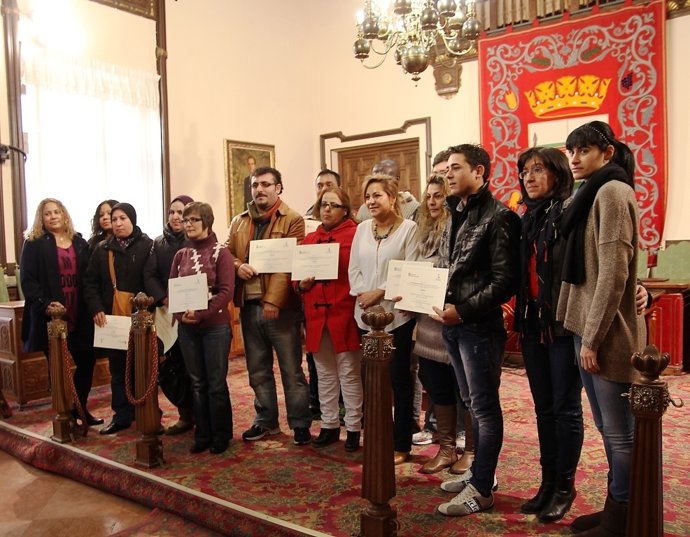 La alcaldesa junto a participantes en el curso de castellano.