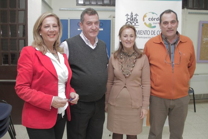 Arcas y Ruiz con representantes de los vecinos y comerciantes