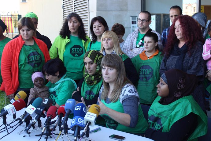 Marta Afuera (PAH) y vecinos afectados por desahucio en Salt (Girona)