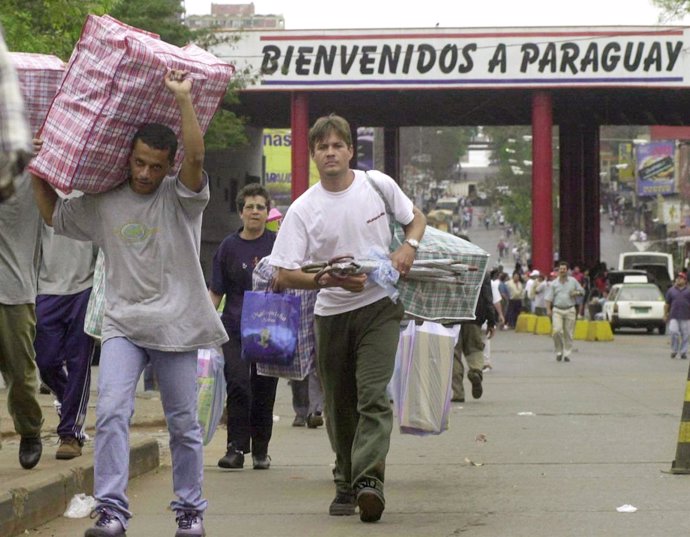Personas cruzando la frontera de Paraguay con Brasil.