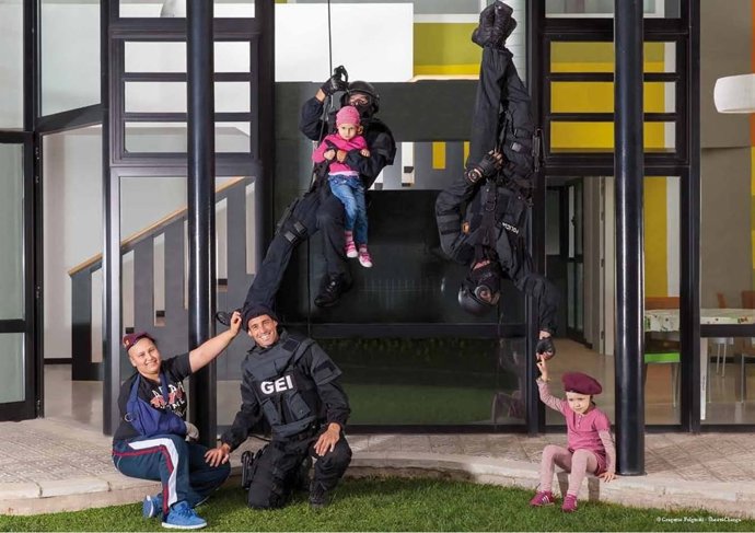 Una de las imágenes del calendario solidario de Mossos