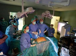 Cirujanos Del Hospital Virgen Del Rocío De Sevilla En Plena Operación
