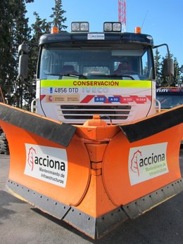 Imagen de una máquina quitanieves. Nevada. Temporal. Nieve