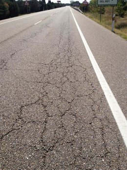 Grietas en una carretera
