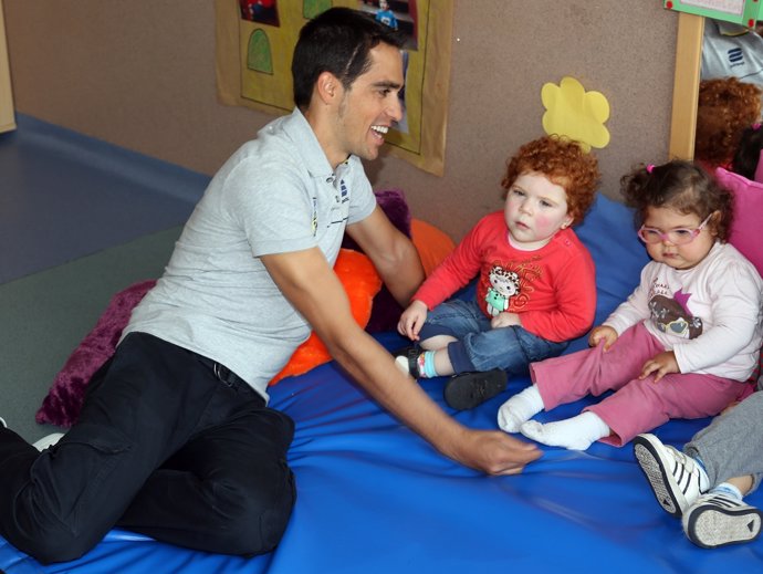 Alberto Contador con niños discapacitados en Las Palmas