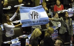 Diputados Argentinos Celebran La Expropiación De YPF En El Congreso