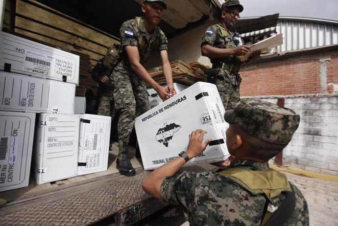 Soldados en Honduras con urnas para las elecciones