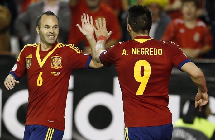 Álvaro Negredo y Andrés Iniesta celebran el gol ante Georgia