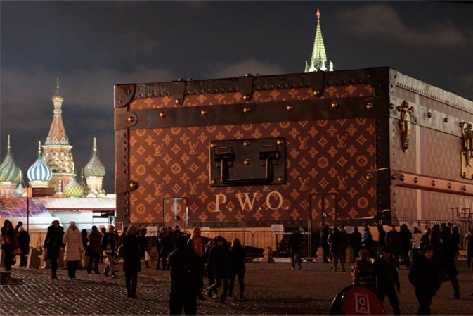 Una maleta de Louis Vuitton genera polémica en la Plaza Roja de Moscú