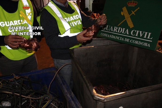 Dos agentes con parte del cableado recuperado