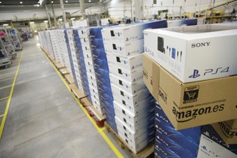 Amazon España enseña sus almacenes repletos de PS4