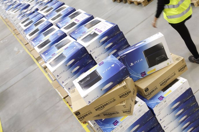 Amazon España enseña sus almacenes repletos de PS4