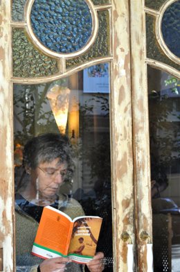 La escritora Gemma Freixas con su libro