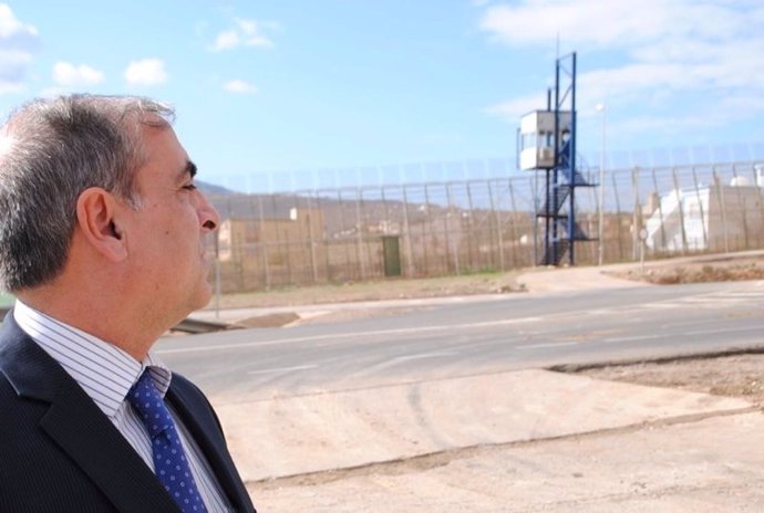Diputado del PSOE en la valla de Melilla