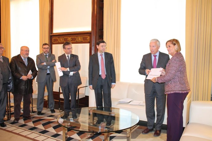 Entidades empresariales entregan un manifiesto a Núria de Gispert