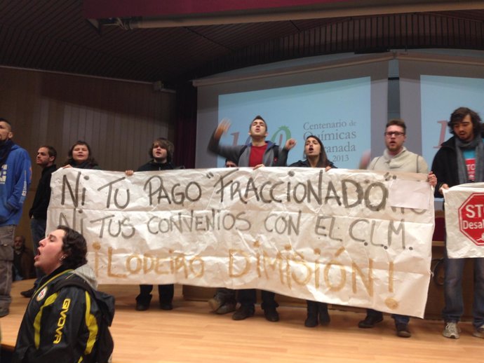 Protesta del 15M en la conferencia de Rubalcaba