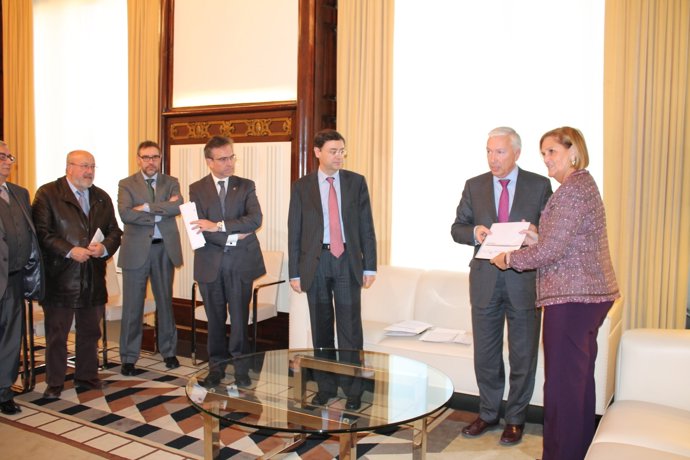 Entidades empresariales entregan un manifiesto a Núria de Gispert
