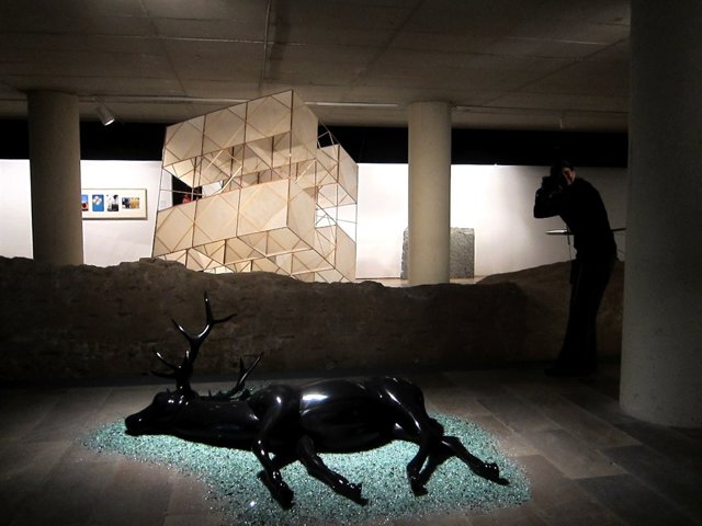 IVAM propone un diàlogo intergeneracional entre artistas menores de 35 años y los 'veteranos' de su colección La exposicion 'Sustratos' en el IVAM