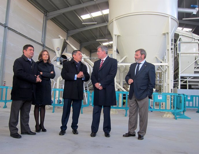 Reyes, Cobo, Peláez, Fernández de Moya y Lillo en la nueva planta de secado.