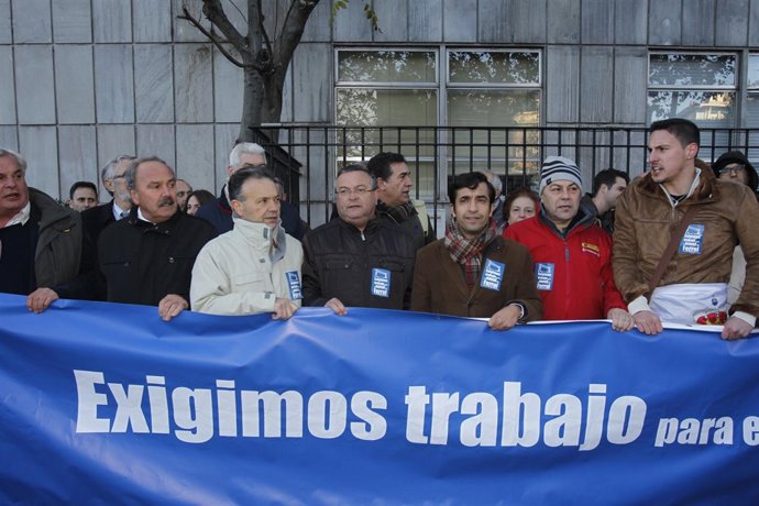 Protesta de alcaldes de Ferrol ante la sede de SEPI por Navantia
