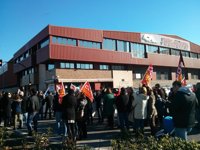 (AMP) Más de cien trabajadores de Freiremar se manifiestan en Vigo contra el ERE y para exigir el cobro de sus salarios