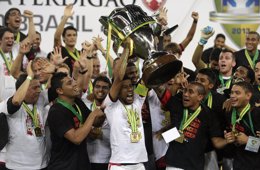 El jugador del Flamengo Leo Moura levanta la Copa de Brasil.