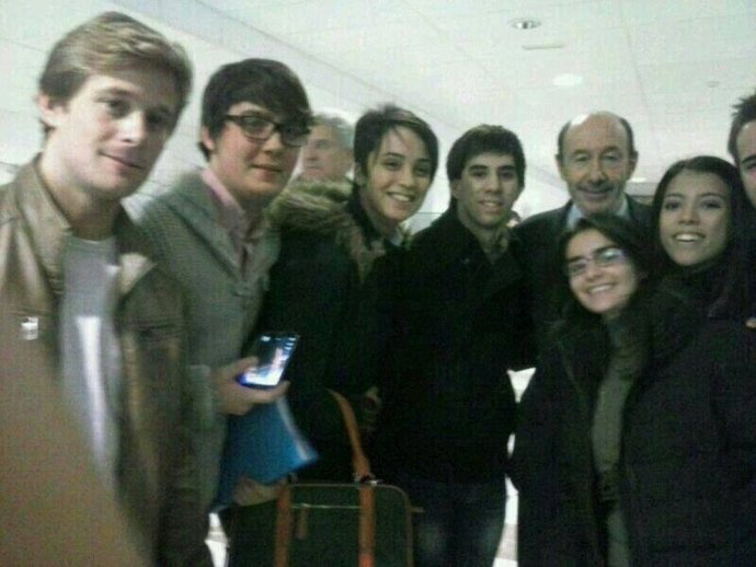 Rubalcaba con estudiantes en la facultad de Químcas de Granada