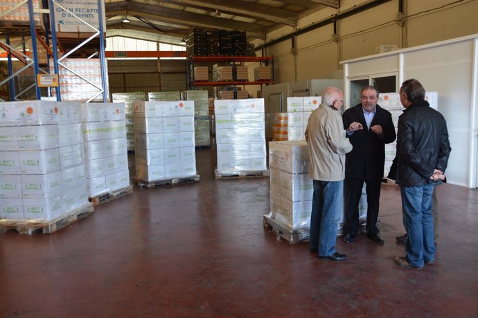 La Diputación de Lleida entrega 5.000 botellas de aceite al Banco de Alimentos.
