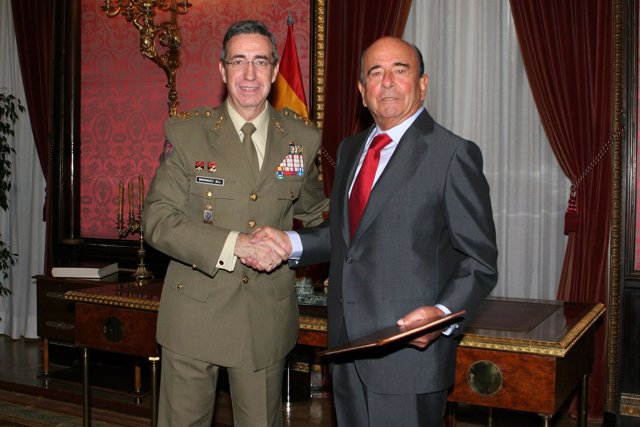 El JEME, Jaime Domínguez Buj, y el presidente del Santander, Emilio Botín