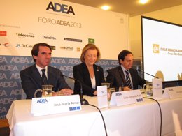 José María Aznar, acompañado de Luisa Fernanda Rudi y Salvador Arenere