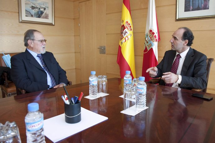 Ignacio Diego recibe al presidente de la Casa de Cantabria en Barcelona
