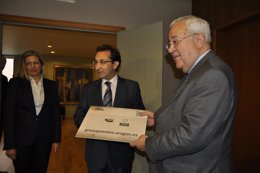 El consejero de Hacienda entrega los presupuestos al presidente de las Cortes