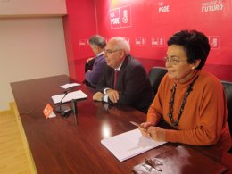 Vicente Álvarez Areces y Dolores Guerra, durante la rueda de prensa. 