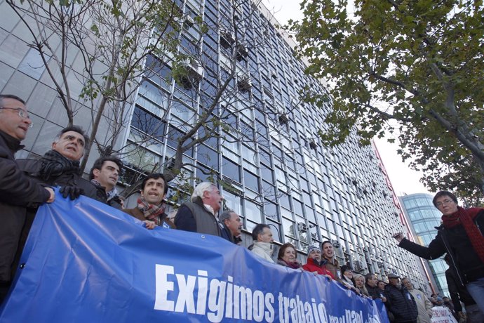 Protesta de alcaldes de Ferrol ante la sede de SEPI por Navantia