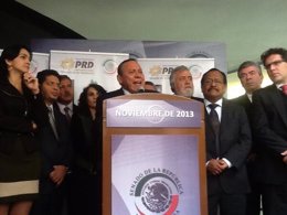 Los líderes del PRD anuncian su retirada del Pacto por México.