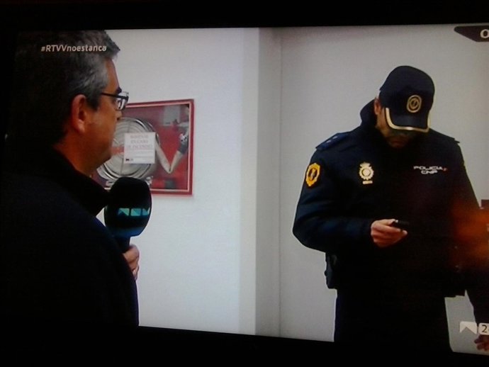 Pantallazo rtvv. Policía en el interior.