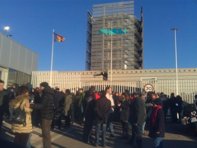 Trabajadores a las puertas de NOU