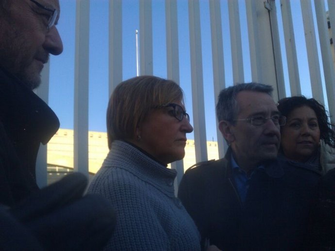 Representantes del PSPV a las puertas de Burjassot