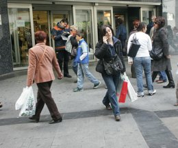 Gente comprando a las puertos de un hipermercado