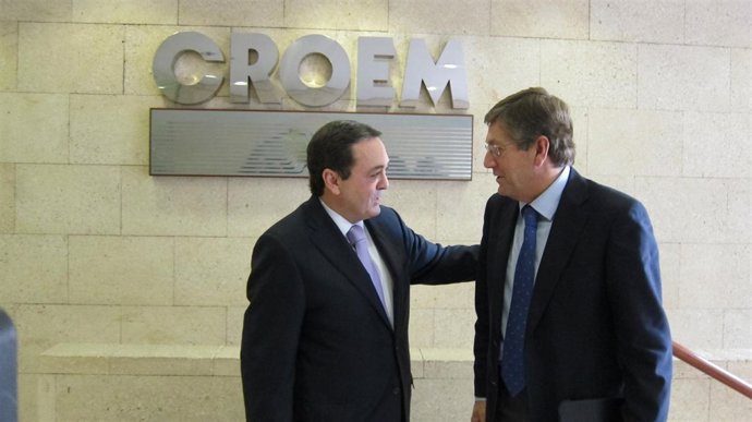 El nuevo presidente de la Croem junto al consejero Juan Bernal