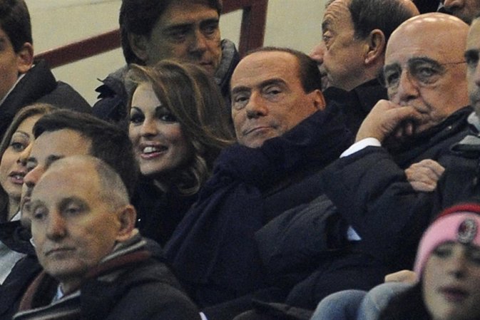 Francesca Pascale, novia de Berlusconi, le pide una audiencia al Papa Francisco 