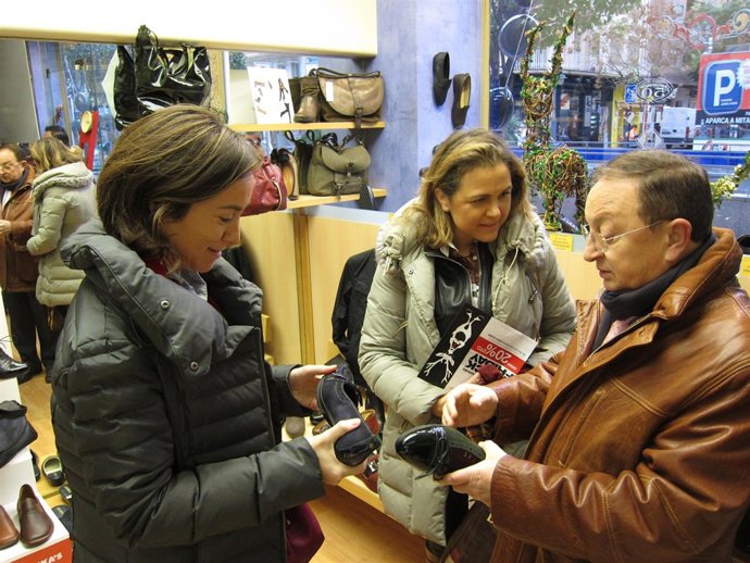 Gamarra, Ruiz-Alejos y Elena Eguizábal miran zapatos en el 'Black Friday'  2013