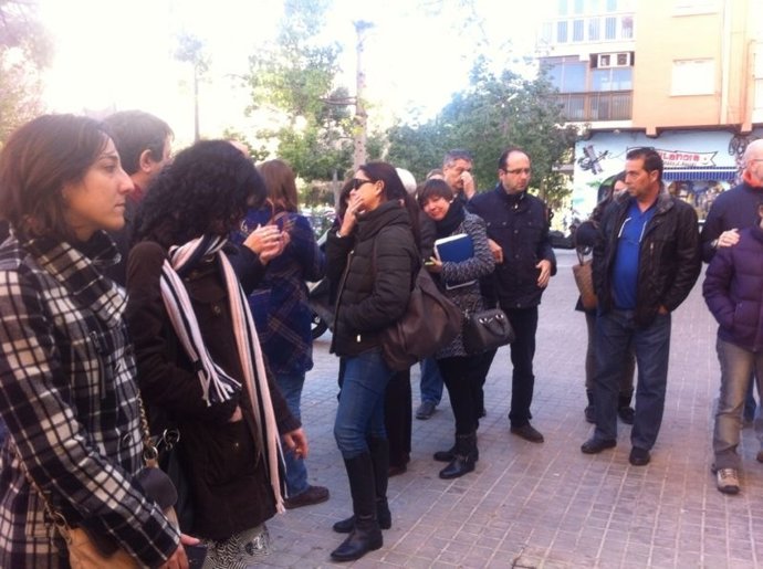 Trabajadores de RàdioNOU en la puerta de la sede