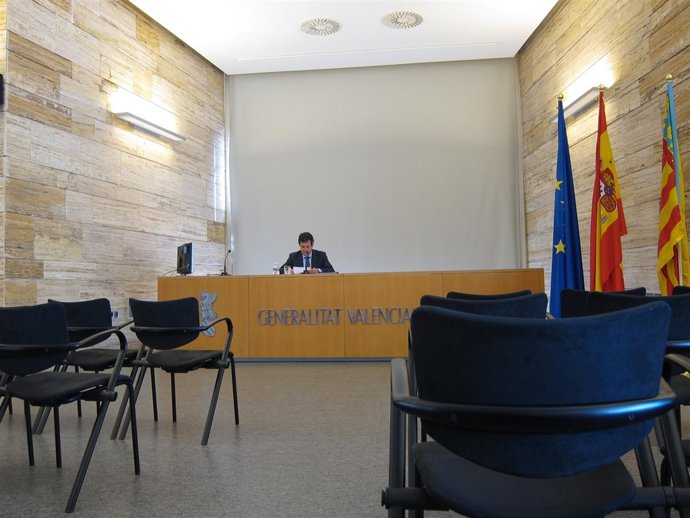 Imagen de la sala de prensa vacía en Alicante con Císcar en la rueda de prensa