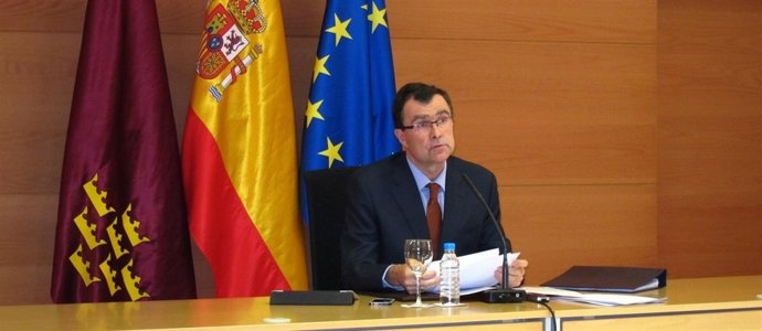 El portavoz del Ejecutivo regional, José Ballesta, en rueda de prensa