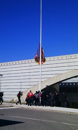 Bajada de la bandera de la Comunitat Valenciana tras irse a negro NOU