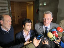 El presidente de la Fegamp, entre los vicepresidentes 1º y 2º