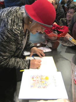 La ilustradora Pilarín Bayés firma ejemplares de 'La Bíblia de tots'