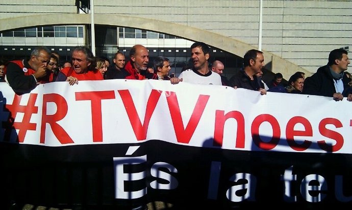 Trabajadores tras el cierre de RTVV
